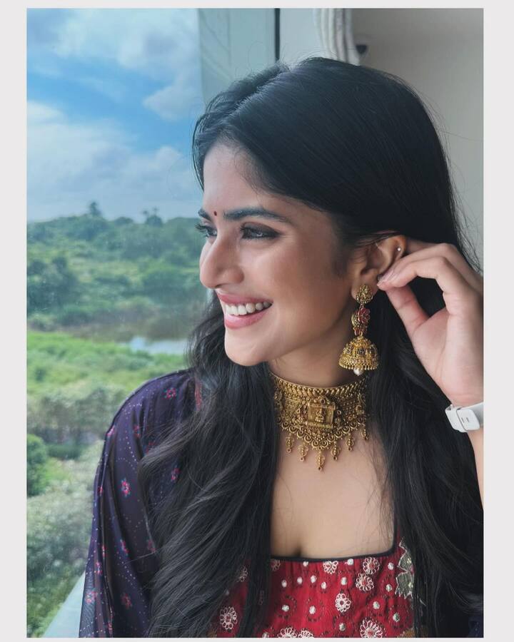 అందమైన నవ్వుతో కట్టిపడేస్తోంది మేఘా ఆకాష్.(Image credit: Megha Akash/instagram)