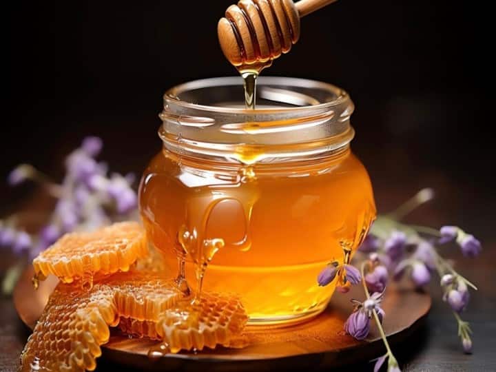 health tips know how to consume honey according to ayurveda in hindi इस तरह खाते हैं शहद तो तुरंत बंद कर दें, वरना फायदे की जगह हो सकता है नुकसान