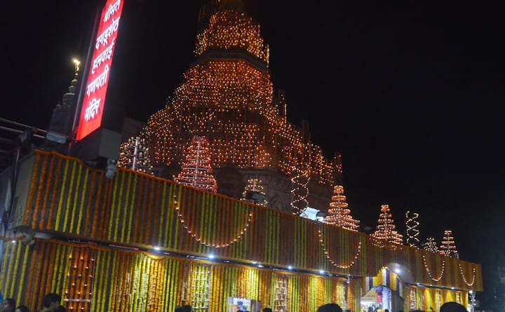 Tripurari Pornima : मंदिराच्या कळसापासून ते गाभाऱ्यापर्यंत लावण्यात आलेल्या एक लाख दिव्यांनी श्रीमंत दगडूशेठ हलवाई गणपती मंदिराचा परिसर उजळून गेला.