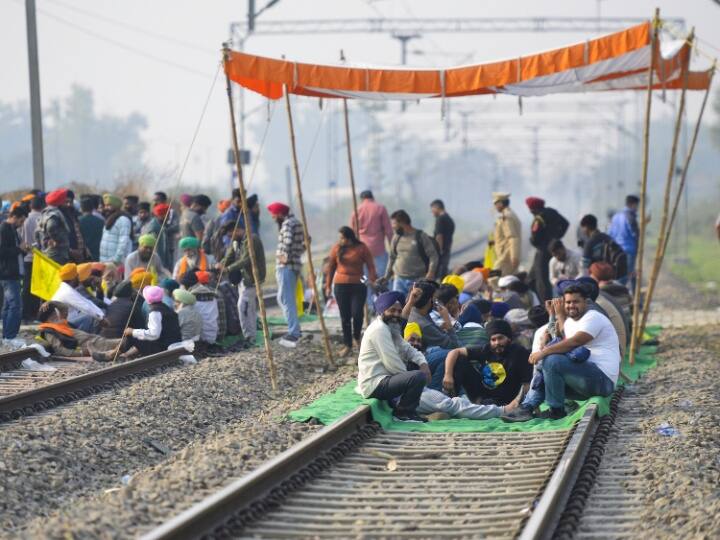 Punjab Farmers Protest FIR against 350 farmers for protesting on railway tracks in Jalandhar Punjab Farmers Protest: जालंधर में रेलवे ट्रैकों पर धरना देने वाले किसानों पर एक्शन, 350 पर FIR दर्ज