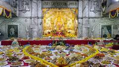 Pune Dagadusheth Ganpati :त्रिपुरारी पौर्णिमेनिमित्त श्रीमंत दगडूशेठ गणपतीला 451 मिष्टान्नांचा महानैवेद्य