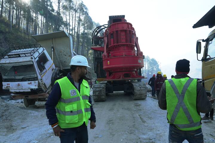 যন্ত্র নয়, মানুষ দিয়েই পাথর কাটা হবে। আজ থেকে শুরু হবে ম্যানুয়াল ড্রিলিং।
