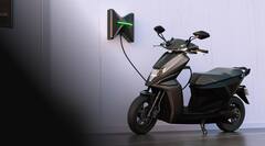 Best Range Electric Scooters: आपकी जेब के साथ साथ जिंदगी का भला करते हैं ये इलेक्ट्रिक स्कूटर्स, रेंज जानकर हो जायेंगे खुश!