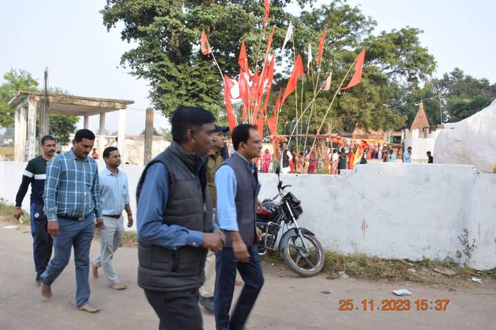 बताया जा रहा है कि सिंगरौली जिले के माड़ा हनुमान मंदिर में एनआरएलएम के तरफ से 24 घंटे का हरिकीर्तन था, जहां समापन के दौरान जिला पंचायत के जिला सीईओ गजेंद्र सिंह नागेश भी पहुंचे, लेकिन मंदिर परिसर के अंदर चारो ओर नारियल का छिलका, पॉलीथिन या अन्य कूड़ा कचरा फैला था.