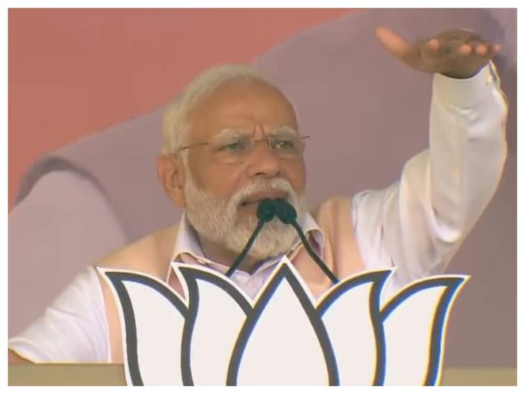 Telangana Elections 2023 PM Modi KCR Govt BRS People Climbing Towers Video 'Aapka Pyaar Mere...': PM Modi Urges Telangana Supporters Atop Tower To Climb Down — WATCH