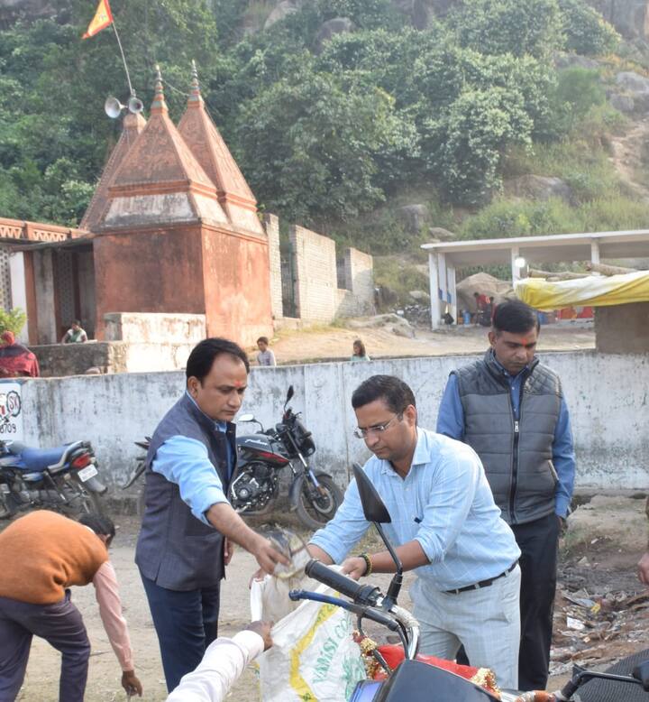 वहां जगह-जगह गंदगी फैली थी. ये सब देखने के बाद गजेंद्र सिंह खुद अपने हाथों से मंदिर परिसर में फैले कचरे को उठाने लगे. जिसे देखने के बाद वहां मौजूद ग्रामीण भी उनके साथ सफाई करने में जुट गए. (रिपोर्ट: देवेंद्र पाण्डेय )