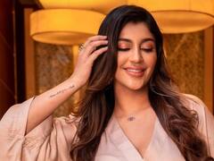 Yashikaa Annand Photos : கார்த்திகை தீபத்தன்று விளக்காய் ஜொலிக்கும் நடிகை யாஷிகா ஆனந்த்..!