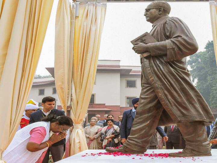 Constitution Day 2023: संविधान बनने के दो महीने बाद हुआ लागू, जानें गणतंत्र दिवस और संविधान दिवस में क्या है अंतर? Indian Constitution Day Indian Constitution apply two months after formation difference Republic Day and Constitution Day ann Constitution Day 2023: संविधान बनने के दो महीने बाद हुआ लागू, जानें गणतंत्र दिवस और संविधान दिवस में क्या है अंतर?