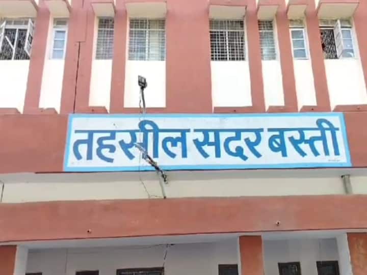 UP News: महिला अफसर से रेप और हत्या मामले में नया मोड़, डीएम की रिपोर्ट को एसपी ने किया खारिज Basti Nayab Tehsildar Rape and Murder Case SP rejected DM Basti Report ann UP News: महिला अफसर से रेप और हत्या मामले में नया मोड़, डीएम की रिपोर्ट को एसपी ने किया खारिज