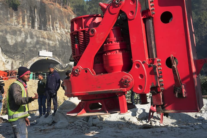 এই কাজ করবে ২২ মিটারের ৫টি হ্য়ামার। টানেল ফাটিয়ে ভিতরে ঢুকতে একেকটি হ্যামারের সময় লাগবে ৪ ঘণ্টার ওপর।