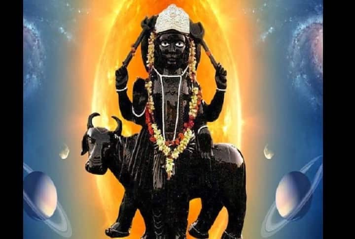 শনি কুম্ভ রাশিতে থাকার সময় বিপরীতমুখী এবং সরাসরি সরে যাবে। শনি কিছু রাশিতে সাড়ে সতী এবং ধাইয়া করতে চলেছে। আসুন জেনে নেওয়া যাক কোন রাশির জাতক জাতিকাদের জীবন আগামী বছর শনির কারণে সমস্যায় পূর্ণ হবে।