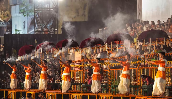 এই দিনে কাশীর ৮৪টি ঘাট প্রদীপ দিয়ে সাজানো হয়। পৌরাণিক কাহিনী অনুসারে, এই দিনে ভগবান শিব রাক্ষস ত্রিপুরাসুরকে বধ করে দেবতাদের স্বর্গে ফিরিয়ে দিয়েছিলেন। এই খুশিতে দেবতারা এই দিনে দিওয়ালি উদযাপন করেন।