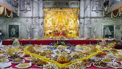 Pune Dagadusheth Ganpati :त्रिपुरारी पौर्णिमेनिमित्त श्रीमंत दगडूशेठ गणपतीला 451 मिष्टान्नांचा महानैवेद्य