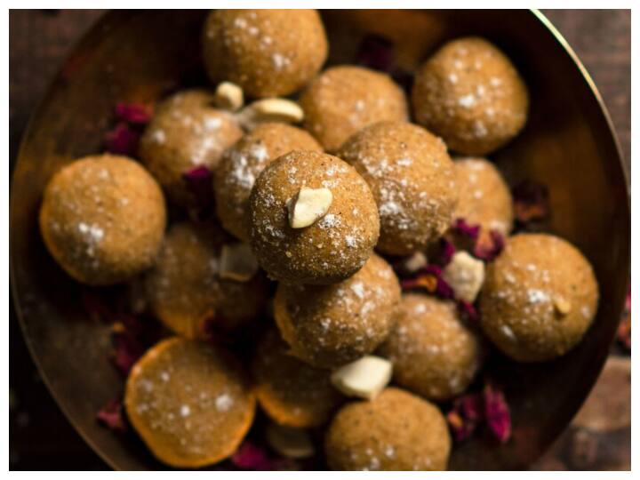 सर्दियों में सिर्फ एक लड्डू खाने से शरीर में दिनभर रहेगी गर्मी, कभी नहीं महसूस होगा थकान, जानें रेसिपी In winter by eating just one laddu the body will remain warm throughout the day सर्दियों में सिर्फ एक लड्डू खाने से शरीर में दिनभर रहेगी गर्मी, कभी नहीं महसूस होगा थकान, जानें रेसिपी