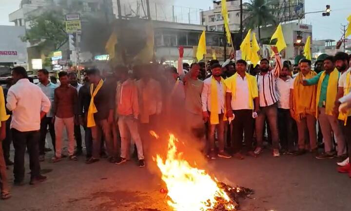 धनगर समाज युवक संघटनेकडून रास्ता रोको आंदोलन करण्यात आलं. यावेळी रस्त्यावर  जनावरं सोडली आणि  टायरची जाळपोळदेखील केली.