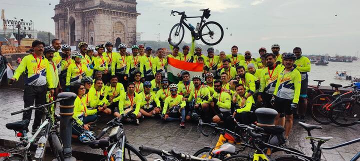 सगळ्यांनी सायकलवारी करत श्रद्धांजली वाहिली.