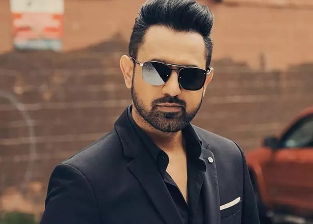 ਦਰਅਸਲ, ਗਿੱਪੀ ਗਰੇਵਾਲ ਨਾਲ ਜੁੜੀ ਵੱਡੀ ਖਬਰ ਸਾਹਮਣੇ ਆ ਰਹੀ ਹੈ। ਖਬਰਾਂ ਮੁਤਾਬਕ ਗਿੱਪੀ ਗਰੇਵਾਲ ਦੇ ਘਰ ਤਾਬੜਤੋੜ ਗੋਲੀਆਂ ਨਾਲ ਹਮਲਾ ਕੀਤਾ ਗਿਆ ਹੈ।