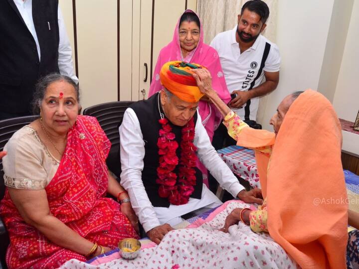 Rajasthan Elections 2023: राजस्थान विधानसभा चुनाव 25 नवंबर को खत्म हो गया. मतदान के बाद प्रदेश के सीएम अशोक गहलोत ने अपनी बड़ी बहन विमला देवी का आशीर्वाद लिया.