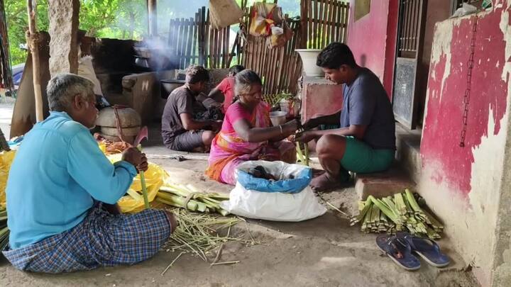 ழுப்புரம் அருகே நாரசிங்கபுரத்தில் பாரம்பரிய முறையில் தயாராகி வரும் மாவொளி தயாரிக்கும் பணி நடைபெற்றது.