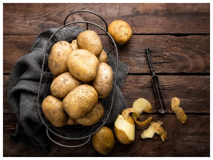 Many health secrets are hidden in potato peel it is a panacea for these diseases आलू के छिलके में छिपे हैं सेहत के कई राज, इन बीमारियों के लिए है रामबाण, जानें कई फायदे
