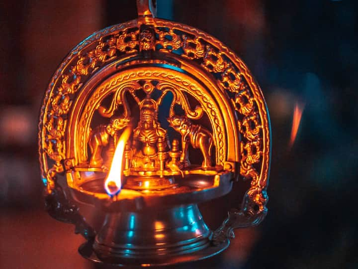 Karthigai Deepam 2023:  திருவண்ணாமலையில் மகா தீபம் ஏற்றியதும் வீடுகளில் கார்த்திகை தீபம் ஏற்ற வேண்டும் என்று சொல்லப்படுகிறது.