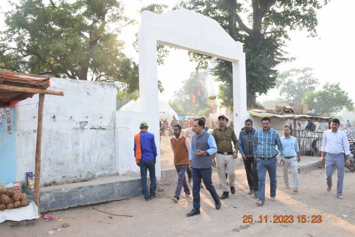 इसके अलावा मंदिर परिसर में कूड़े दान रखने का भी निर्देश दिया. मंदिर परिसर में फैली सिंगल यूज पॉलीथिन को लेकर नाराजगी भी वक्त किया. दुकानदारों को सिंगल यूज पॉलीथिन न बेचने की हिदायत भी दिया. अपर कलेक्टर गजेंद्र सिंह नागेश पहले भी अपने सफाई अभियान के कारण चर्चा बटोर चुके हैं.