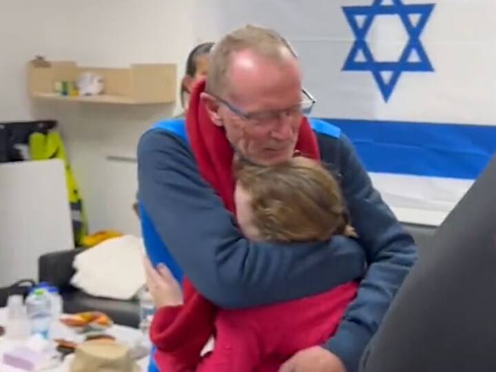 Israel Hamas War Emotional Video Of Israeli Hostages Who Met Their Family After Release From Hamas पिता को देखते ही लिपट गई बच्ची, हमास के चंगुल से छूटकर आए बंधक अपने परिवार से मिलकर हुए भावुक, देखें वीडियो