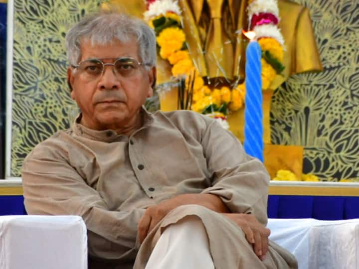 Litterateur Yashwant Manohar advocates Sharad Pawar to include Prakash Ambedkar in INDIA alliance ANN शरद पवार से इस शख्स ने की प्रकाश आंबेडकर को I.N.D.I.A. गठबंधन में शामिल करने की वकालत