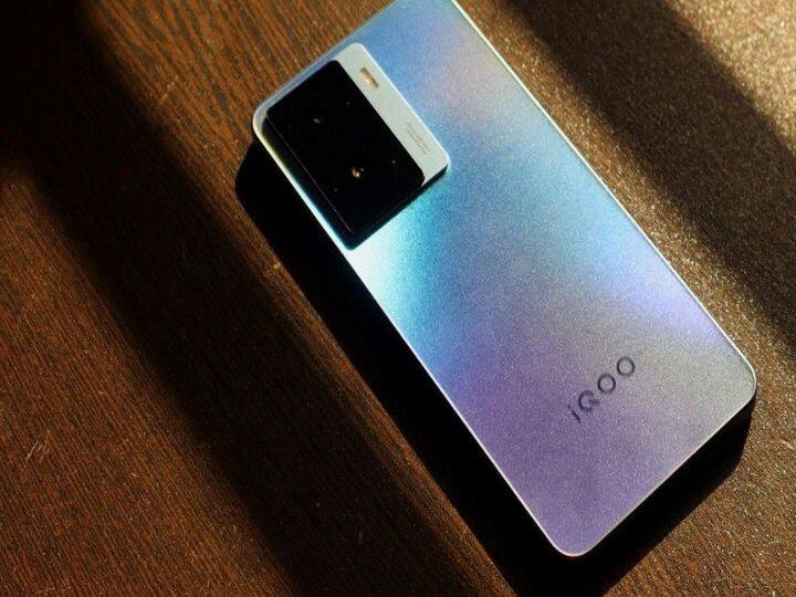 iQOO Z7s: इसमें 6.38 इंच की फुल-एचडी+ डिस्प्ले मिलती है जिसका रिज़ॉल्यूशन 2400 x 1080 पिक्सल है, डिवाइस में 90Hz रिफ्रेश रेट है. ये फोन फनटच ओएस 13 के साथ पहले से इंस्टॉल आता है, जो एंड्रॉइड 13 ऑपरेटिंग सिस्टम पर आधारित है. स्मार्टफोन की कीमत 16,499 रुपये है.