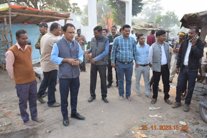 बता दें कि एमपी के सिंगरौली जिले के सीईओ गजेंद्र सिंह नागेश गंदगी सुर्खियों में बने हुए हैं. दरअसल माड़ा के हनुमान मंदिर में हरि कीर्तन चल रहा था. जिसके समापन अवसर पर भंडारा आयोजित किया गया था. इस कार्यक्रम में गजेंद्र सिंह नागेश गंदगी भी पहुंचे.