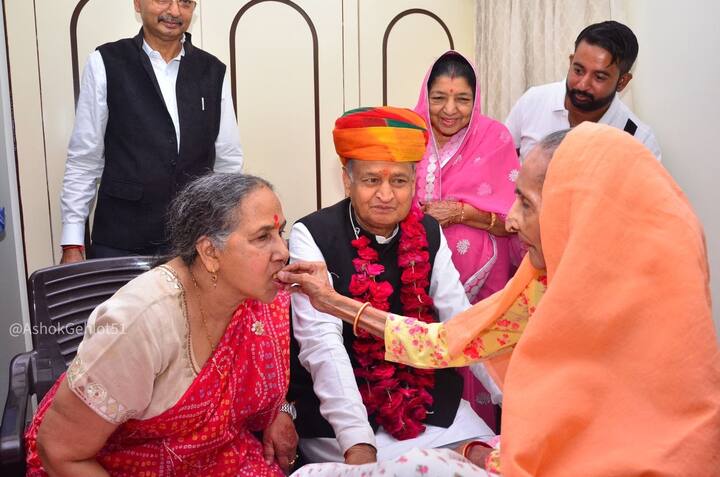 जहां उन्होंने अपनी बड़ी बहन विमला देवी से मिलकर आशीर्वाद लिया. उसेक बाद उन्होंने कहा कि बड़ी बहन की आत्मीयता और सद्भाव हमेशा ही मुझे बल प्रदान करता है.