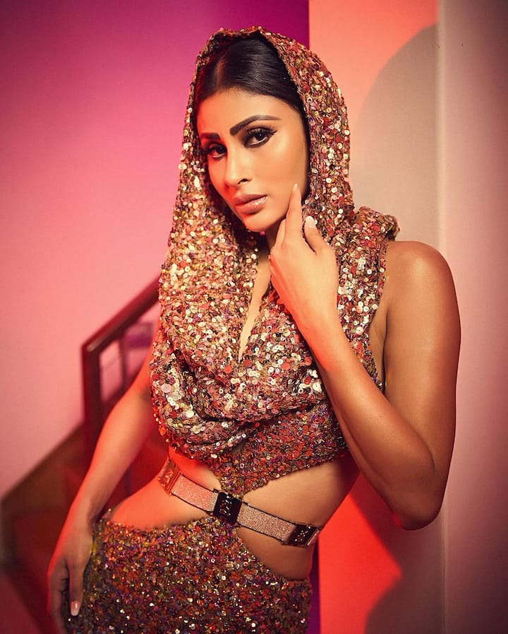 The diva went in for a sultry look with smoky eyes and a nude lip shade.