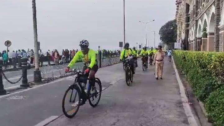 चिंचवड येथील सायकल प्रेमींनी 26/11 मधील शहीद जवानांना गेट वे ऑफ इंडिया पर्यंत सायकलवर प्रवास करून आज (रविवारी) सकाळी मानवंदना दिली.