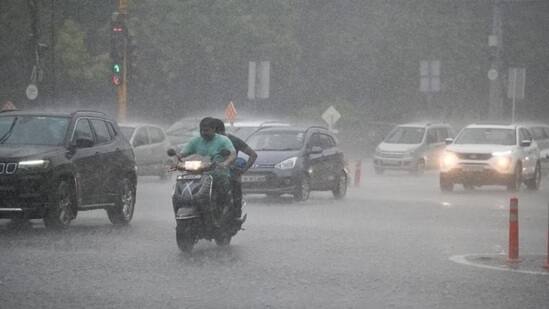 Unseasonal rain fell in the  Rajkot city upleta, dhoraji Unseasonal Rain: રાજકોટ શહેર સહિત ગ્રામ્યમાં ખાબક્યો કમોસમી વરસાદ, કરા પડવાથી છવાઇ બરફની ચાદર