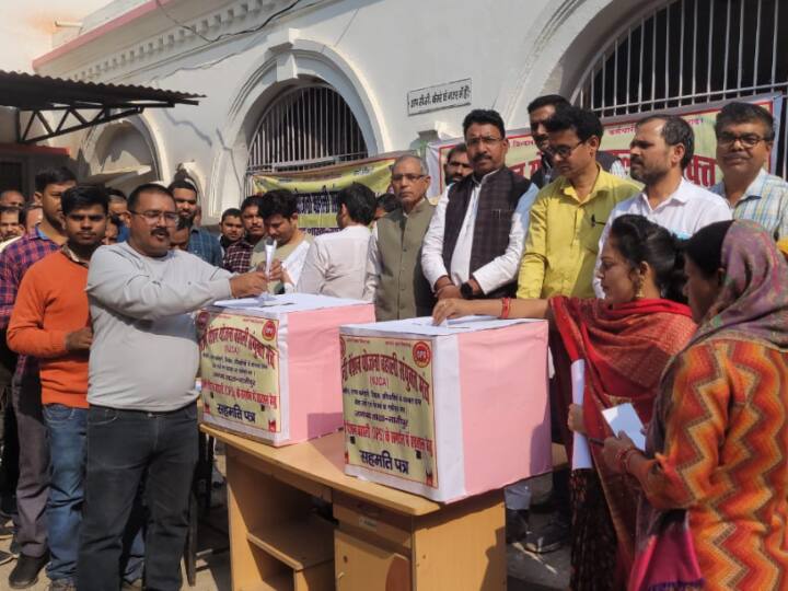 Ghazipur government employee Strike warning demanding restoration of old pension scheme ann Ghazipur News: पुरानी पेंशन बहाली को लेकर हड़ताल पर जा सकते हैं कर्मचारी, गाजीपुर में हुई बैठक में बनाई रणनीति