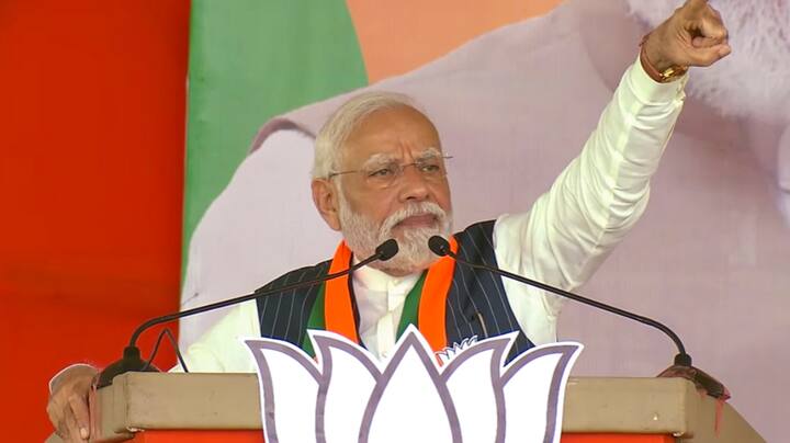 पीएम मोदी म्हणाले की, हे दुसरे वर्ष आहे जेव्हा दिवाळीनिमित्त रोख पैसे देऊन काही वस्तू खरेदी करण्याचा ट्रेंड हळूहळू कमी होत आहे. याचा अर्थ आता लोक अधिकाधिक डिजिटल पेमेंट करत आहेत. हे देखील खूप उत्साहवर्धक आहे. भारतातील डिजिटल क्रांतीच्या यशामुळे हे पूर्णपणे शक्य झालं आहे, असं मोदी म्हणाले.
