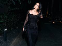 Malavika Mohanan Images : లవ్లీ ఫ్రెండ్స్​తో లేడి మాంక్​ లుక్​లో మాళవిక