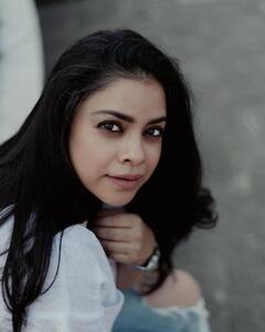 कपिल शर्मा शो फेम Sumona Chakravarti ने बेफिक्र होकर फ्लॉन्ट किए सफेद बाल, कलर करने की सलाह पर दिया ये जवाब