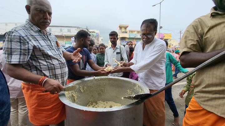 அன்னதானமாக் வெண் பொங்கல் வழங்கப்படுகிறது.