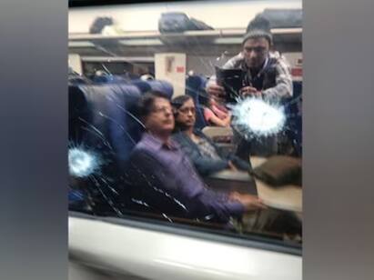 odisha Vande Bharat Express faces stone-pelting attack Vande Bharat Express: அதிவேகமாக ஓடிகொண்டிருந்த ஒடிசா வந்தே பாரத் ரயில்.. கற்களை வீசி தாக்குதல் நடத்திய மர்ம கும்பல்..!