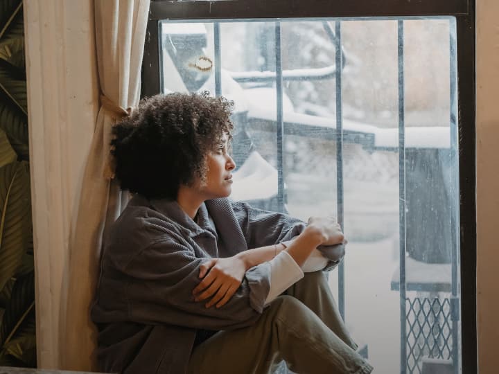 रेल में यात्रा के दौरान महिलाओं को अगर किसी तरह की परेशानी होती है तो उसकी शिकायत के लिए 182 नंबर जारी किया गया है.