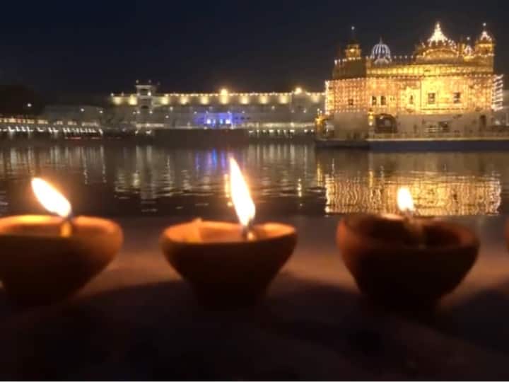 गुरु नानक देव जी के 554वें प्रकाश पर्व आज बड़ी धूमधाम से मनाया जा रहा है. पंजाब के अमृतसर के गोल्डन टेंपल को सुंदर लाइटों के साथ सजाया गया है.