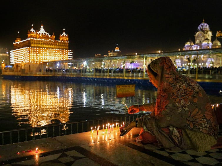 Guru Nanak Jayanti 2023: Firecrackers Illuminate Amritsar Sky On 554th Prakash Parv. Watch
