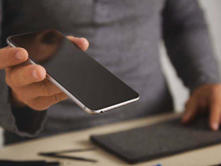 हम आपको इस लेख में कुछ टिप्स देने वाले हैं जिन्हें आपको सेकंड हैंड मोबाइल फोन लेते वक़्त ध्यान में रखना चाहिए. हार्डवेयर के अलावा हम आपको मोबाइल के कुछ इंटरनल चीजों को भी देखने के लिए टिप्स देंगे.