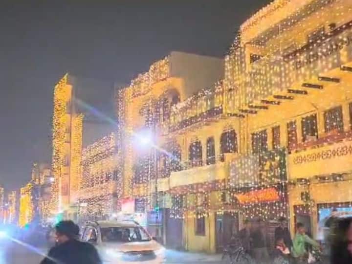 देव दीपावली के ठीक पहले शहर को भी जगमग रोशनी, एलइडी लाइट और झालरों से सजाया गया है.