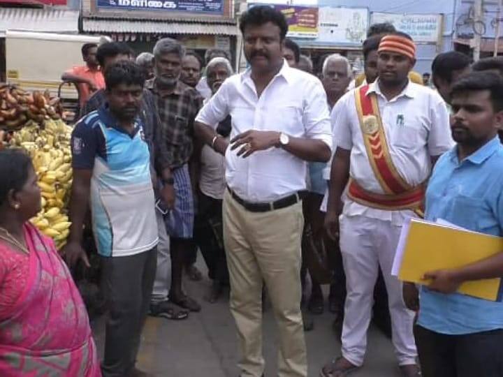 Karur corporation Commissioner Saravanakumar action by pulling and closing shops TNN பல ஆண்டுகளாக வாடகை பாக்கி; கடைகளை இழுத்து மூடிய கரூர் மாநகராட்சி ஆணையர்