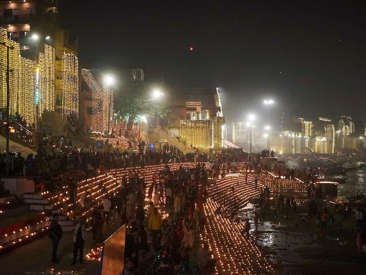 In addition to the celebrations at the Golden Temple, Varanasi, one of the oldest and holiest cities in India, was aglow with diyas (earthen lamps) as it celebrated Dev Deepavali. The festival, organized by the Uttar Pradesh Government, drew over 7 to 8 lakh devotees this year.