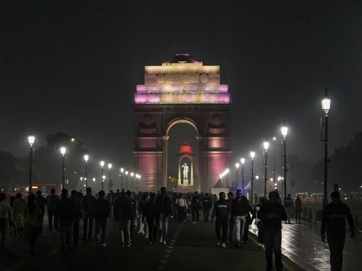 Delhi Weather News: दिल्ली के कई इलाकों में सोमवार (27 नवंबर) की शाम को बारिश हुई. मौसम विभाग ने जानकारी देते हुआ कहा कि बारिश के बाद भी वायु गुणवत्ता खराब श्रेणी में बनी रही.