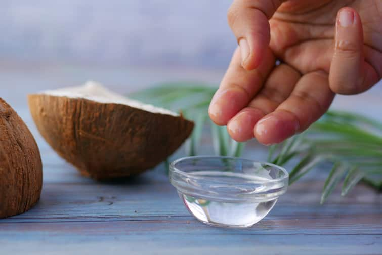 winter skin care with coconut oil why this is important know the reasons Winter Skin Care: শীতের মরশুমে নারকেল তেল দিয়ে কেন ত্বকের পরিচর্যা করবেন? কারা ব্যবহার করবেন না এই উপকরণ?