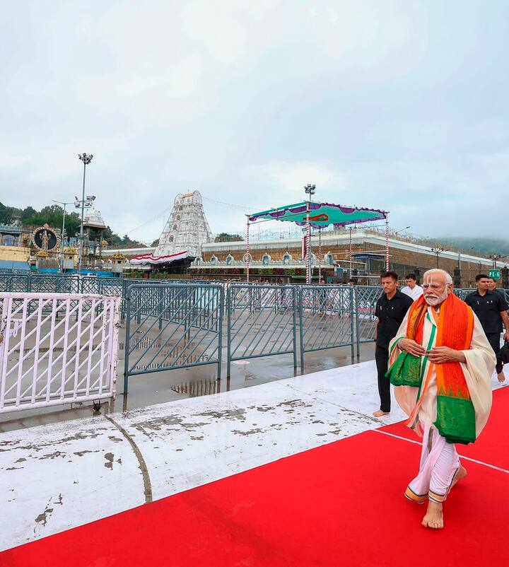 রবিবার রাতে তিরুমালায় পৌঁছন প্রধানমন্ত্রী। রেনিগিন্টা বিমানবন্দরে অন্ধ্রপ্রদেশের রাজ্যপাল এস আবদুল নাজির এবং মুখ্যমন্ত্রী ওয়াইএস জগমোহন রেড্ডি মোদীকে স্বাগত জানান।